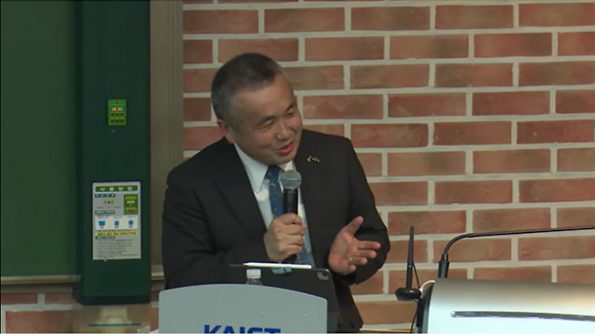 와카타 고이치 미국 액시엄 스페이스 최고기술책임자가 27일 대전 KAIST에서 열린 'KAIST 스페이스 바이오 워크숍'에서 강연하고 있다. KAIST 유튜브 캡처.