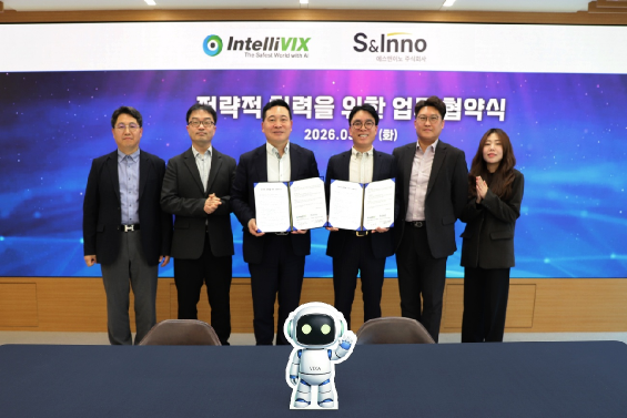 인텔리빅스 김명종 상무(왼쪽부터), 최준호 상무, 최은수 대표이사, 에스앤이노 정해만 대표이사, 최성우 대표이사, 정여진 대리 등이 지난 24일 서울 서초구 방배동 인텔리빅스 본사에서 열린 ‘업무협약(MOU)’ 체결식에서 기념촬영을 하고 있다. [에스앤이노 제공]