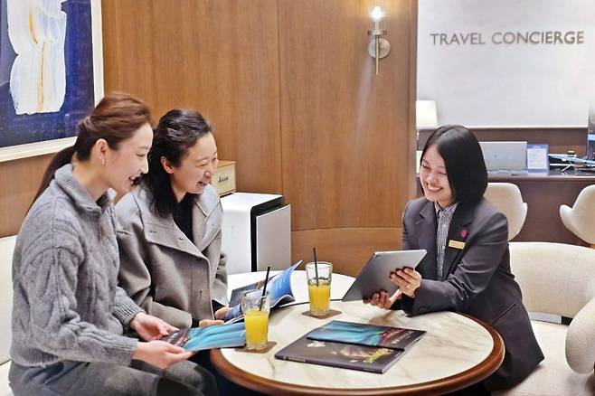 부산 해운대구 신세계 센텀시티 내 비아신세계 트래블 컨시어지에서 고객들이 상담을 받고 있다. 신세계백화점 제공