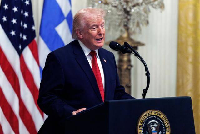 도널드 트럼프 미국 대통령이 25일 미국 워싱턴 백악관 이스트룸에서 열린 그리스 독립 기념일 축하 행사에서 발언하고 있다. 워싱턴=EPA 연합뉴스