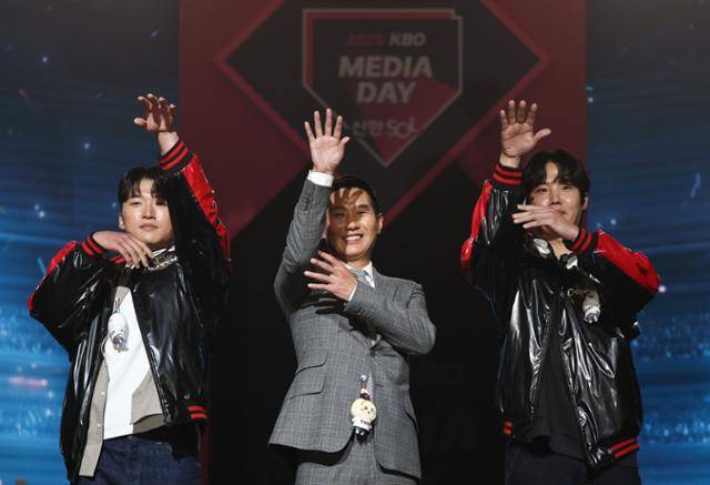 26일 서울 롯데호텔 월드에서 열린 2026 KBO리그 미디어데이에서 LG 트윈스 염경엽(가운데) 감독과 박해민(왼쪽), 임찬규(오른쪽)가 세리머니를 하고 있다. 연합뉴스