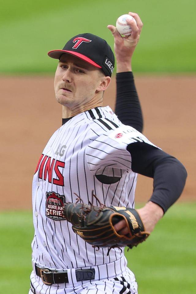 지난해 10월 26일 한국시리즈 1차전 한화 이글스전에 선발 등판한 LG 톨허스트가 마운드에서 공을 던지고 있다. 그는 지난해 활약으로 올시즌 재계약에 성공했다. 연합뉴스