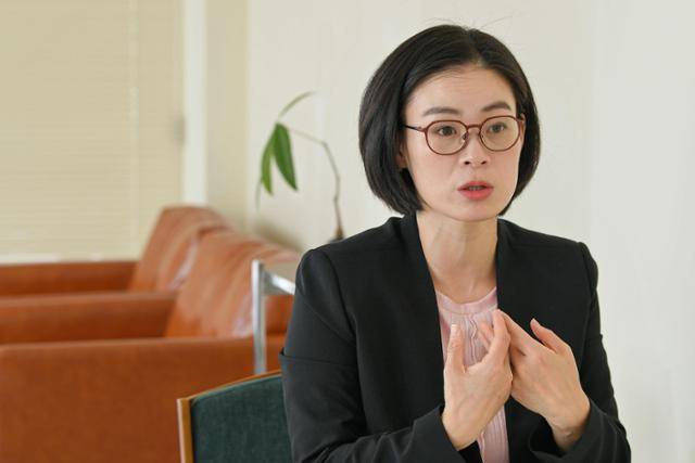 김예원 장애인권법센터 변호사가 지난해 7월 광주 서구의 한 카페에서 본보 기자와 인터뷰하고 있다. 한국일보 자료사진