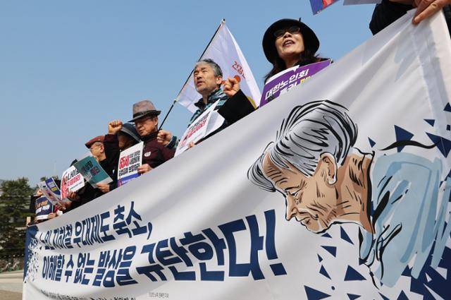 노후희망유니온 조합원들이 26일 서울 종로구 청와대 분수대 앞에서 열린 대중교통 노인우대제도 축소 규탄 기자회견에서 이재명 대통령의 출퇴근 시간대 노인 대중교통 우대제도 축소 검토 발언을 규탄하는 구호를 외치고 있다. 뉴스1