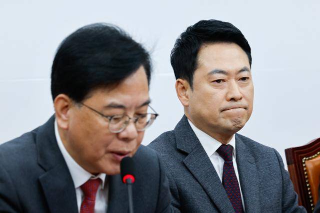 장동혁(오른쪽) 국민의힘 대표가 26일 서울 여의도 국회에서 열린 최고위원회의에 참석해 송언석 원내대표 발언을 듣고 있다. 뉴스1