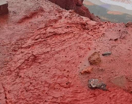 블러드 레인은 아프리카 사하라 사막에서 발생한 미세한 모래와 광물 입자가 대기 중에 떠다니다가, 비구름과 만나 함께 떨어지면서 붉은색을 띠는 현상이다. 해당 이미지는 과거 이란 호르무즈 섬에서 포착된 블러드 레인./사진=인스타그램 갈무리