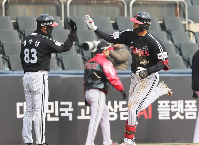 <yonhap photo-0832="">16일 경기도 수원케이티위즈파크에서 열린 프로야구 LG 트윈스와 kt wiz의 시범경기. 6회초 무사 주자 2루에서 LG 추세현이 홈런을 치고 베이스를 돌고 있다. 2026.3.16 [연합뉴스]</yonhap>