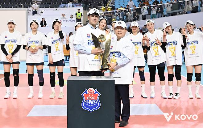 2025~26 정규리그 챔피언 트로피를 들고 있는 김종민 감독. 사진=KOVO