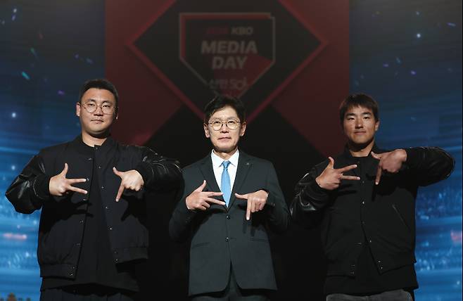 <yonhap photo-4408="">26일 서울 롯데호텔 월드에서 열린 2026 신한 SOL KBO 리그 미디어데이에서 kt wiz 이강철 감독과 장성우, 안현민이 세리머니를 하고 있다. 2026.3.26 [연합뉴스]</yonhap>