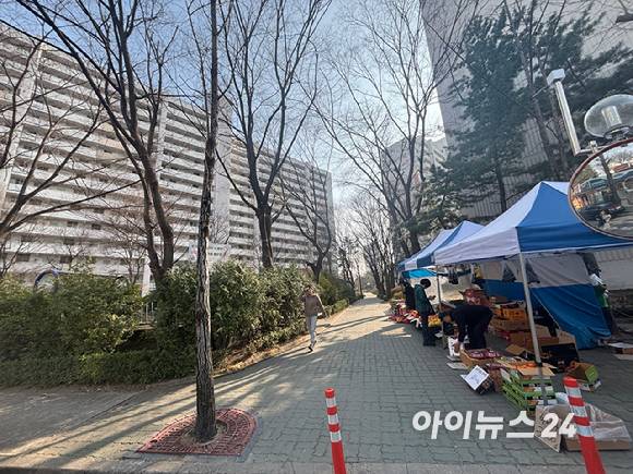 외부 개발 호재가 이어지면서 창동주공3단지의 미래 가치 기대감도 커지고 있다. GTX-C 개통 시 강남 접근성이 크게 개선되고, 서울아레나·디지털바이오시티 조성 등이 맞물리며 최근 실거래가도 7억원 선에서 지지력을 보이는 모습이다.사진은 창동주공3단지 단지 내부 모습. [사진=김민지 기자]