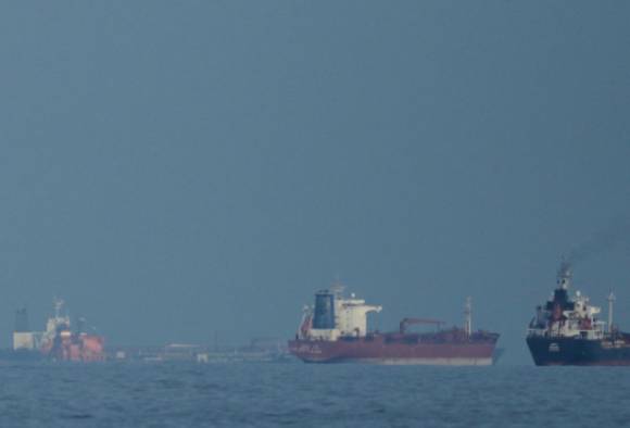 아랍에미리트(UAE) 미나 알 파예르에서 바라본 호르무즈 해협에 유조선과 화물선이 줄지어 서 있다. [사진=AP/연합뉴스]