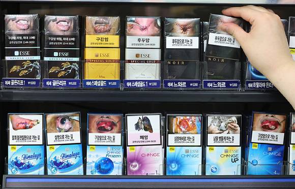 서울 시내의 한 편의점 담배판매대 [사진=연합뉴스]