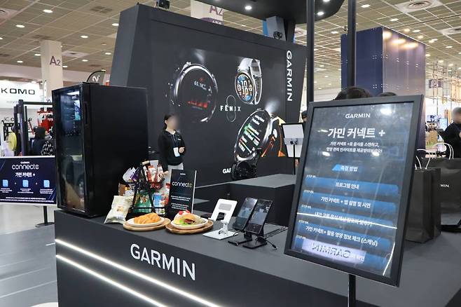 가민 부스에서는 올해 새롭게 선보인 가민 커넥트 플러스 앱의 영양 관리 기능도 경험할 수 있다 / 출처=IT동아