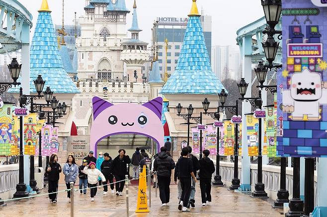 브랜드스탁이 26일 발표한 ‘2026 대한민국 브랜드 스타’에 롯데월드 어드벤처가 선정됐다. [사진 각 사]