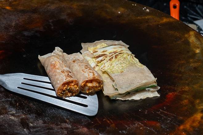 서부시장 명물 메밀전병과 배추전.