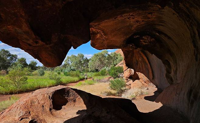 울루루의 동굴. 아낭구족이 여기에서 음식을 해먹었다고 하여 ‘부엌 동굴’이라 불린다.