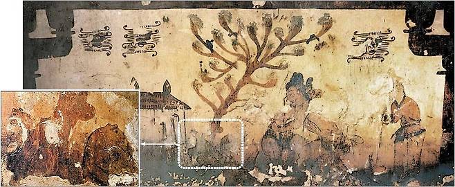 고구려 각저총의 씨름 그림 벽화. 나무 아래 곰과 호랑이가 그려져 있어 고구려 사람들이 단군신화의 내용을 알고 있었다고 유추할 수 있는 근거가 된다. [사진 한성백제박물관·조법종]