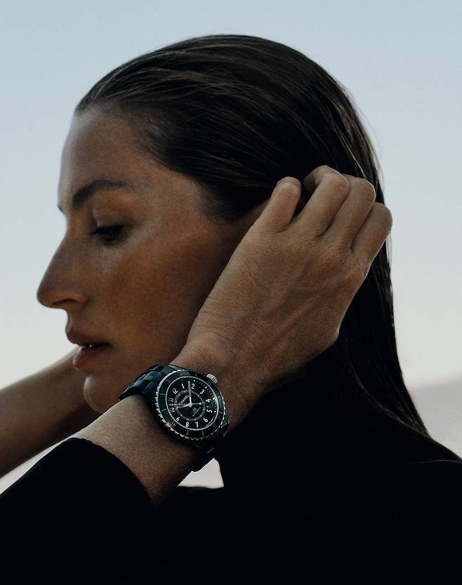 'J12 칼리버 12.1, 38MM' 워치를 착용한 여성 모델 지젤 번천 사진 샤넬 워치