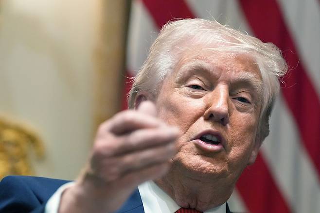 도널드 트럼프 미국 대통령이 26일(현지시간) 워싱턴 DC 백악관에서 열린 각료 회의에서 발언하고 있다. AP=연합뉴스