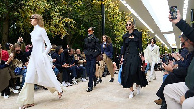 셀린느 2026 여름 컬렉션 쇼. 크리에이티브 마이클 라이더가 선보인 두 번째 컬렉션이다. 사진 셀린느