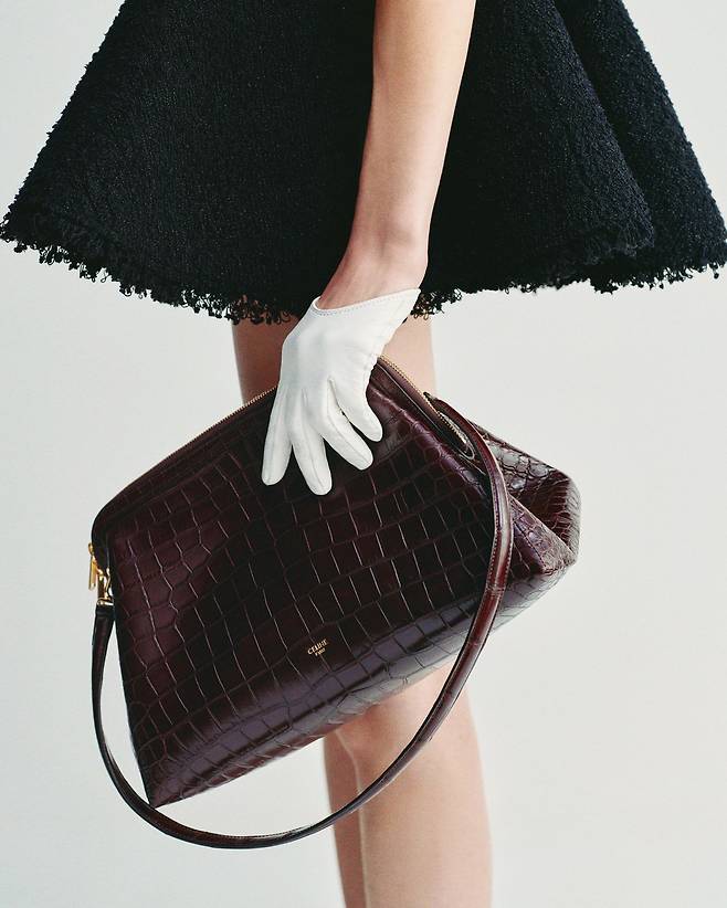 어떤 룩에도 잘 어울리는 닥터 백과 손등 중간까지만 덮은 감각적인 장갑. 사진 셀린느