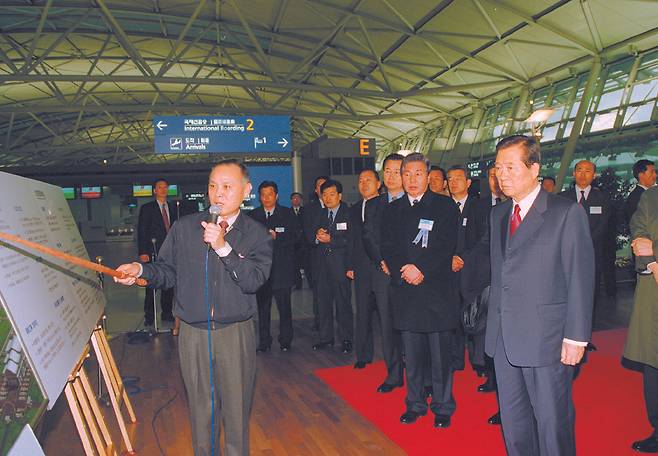 고 김대중 전 대통령이 2001년 3월 29일 인천국제공항 개항 기념식에서 관계자의 보고를 받고 있다. 사진 인천국제공항공사