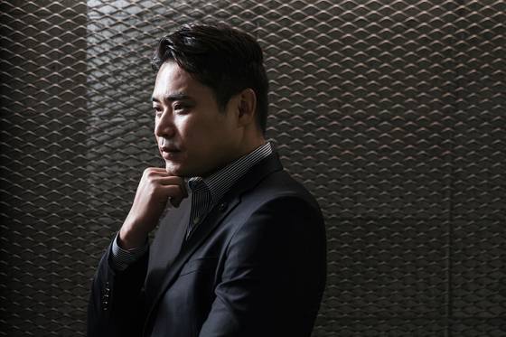 동남아시아 범죄 전문가인 이지훈 서울 양천경찰서 경감을 중앙일보에서 만났다. 그는 2015~2017년 필리핀 앙헬레스 지역 첫 코리안데스크로 근무했으며, 이후 2023년까지 경찰청 외사국(현 국제협력관실) 인터폴국제공조과에서 동남아 국제공조반장을 역임했다. 지난해 7월 코리안데스크 활동 당시 사건 기록을 담아 책 『악은 성실하다』를 썼다. 김경록 기자