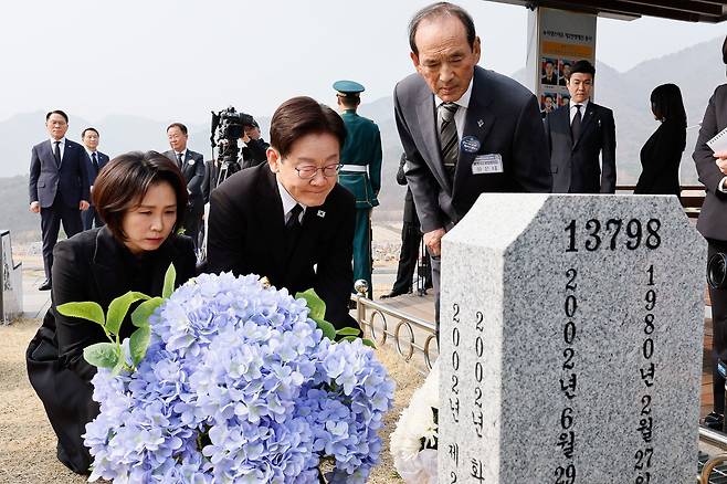 이재명 대통령과 김혜경 여사가 27일 오전 대전 유성구 국립대전현충원에서 열린 제11회 서해수호의 날 기념식에 앞서 제2연평해전 및 연평도 포격전 전사자 묘역을 둘러보고 있다.