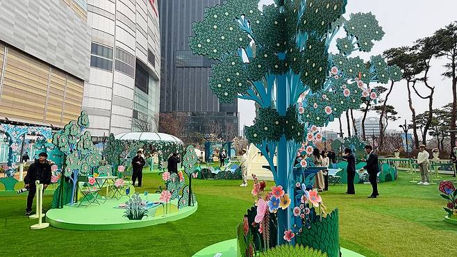 지난 3월 27일 서울 잠실에서 시작된 반클리프 아펠의 '스프링 이즈 블루밍' 이벤트 현장. 지난해 이어 두 번째 잠실을 찾은 행사로, 프랑스 아티스트 샬롯 가스토가 봄의 자연을 표현한 협업 작품이 행사 공간을 가득 채우고 있다. 윤경희 기자