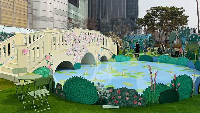 스프링 이즈 블루밍 공간의 중심에 설치된 다리. 사진 반클리프 아펠, 윤경희 기자