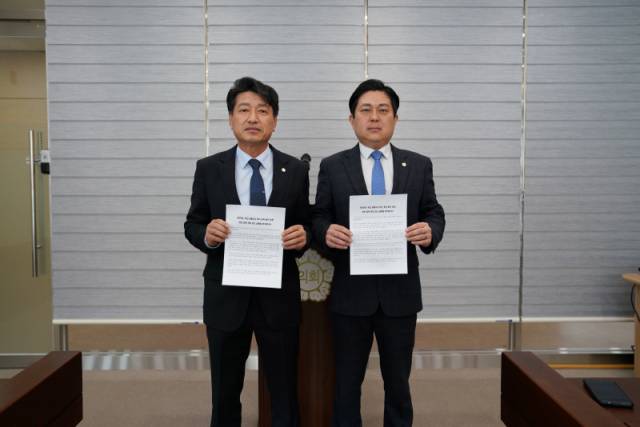 ▲ 김선묵·김기철 양구군의원이 26일 양구군의회에서 서흥원 양구군수 배우자 공동소유 토지 군비 투입 논란과 관련한 입장문을 발표하고 있다.