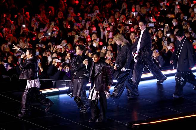 그룹 BTS가 21일 오후 서울 광화문광장에서 열린 컴백 기념 공연 'BTS 컴백 라이브: 아리랑' 무대에 올라 공연을 펼치고 있다. / 사진=변성현 한경닷컴 기자 byun84@hankyung.com