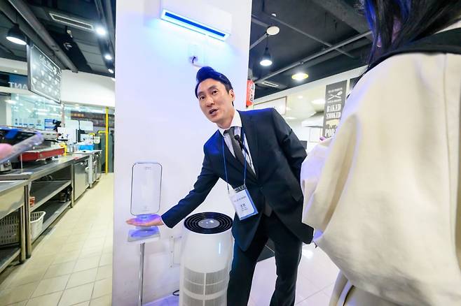 세스코 시뮬레이션센터 곳곳에 비치된 비접촉 자동 손소독기와 공기살균청정기. (사진=세스코 제공)