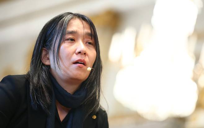 한강 작가 2024년 12월 노벨문학상 수상 후 스웨덴 스톡홀름 노벨상박물관에서 기자회견을 하고 있다. 연합뉴스