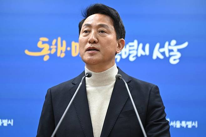 오세훈 서울시장이 17일 서울 중구 서울시청에서 선거 공천 신청 여부 관련 입장발표에서 시장 출마를 결정하고 있다. 윤웅 기자