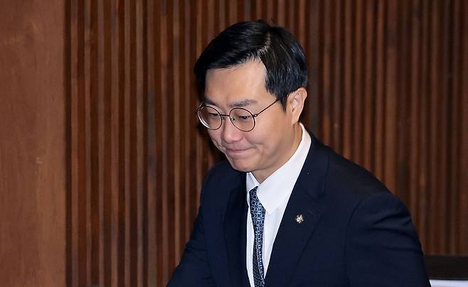 장경태 무소속 의원이 지난 20일 서울 여의도 국회에서 열린 3월 임시국회 2차 본회의에서 검찰 개혁 법안인 공소청법(대안)에 대한 무제한 토론(필리버스터) 종결을 위한 투표를 마친 뒤 이동하고 있다. 연합뉴스