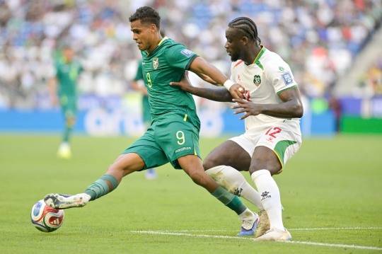 볼리비아 국가대표로 수리남과 경기에 나선 엔조(왼쪽). 사진[연합뉴스]