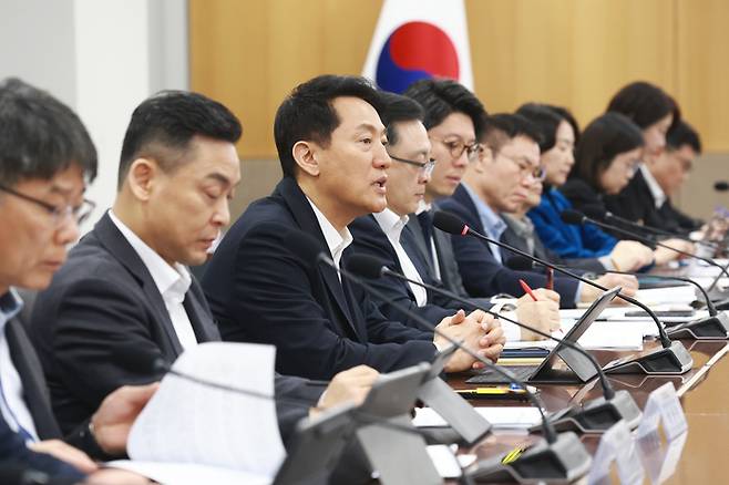 오세훈 서울시장이 지난 23일 오전 서울시청 기획상황실에서 열린 중동 상황 대응 서울시 비상경제대책 회의에서 발언하고 있다. [연합뉴스]