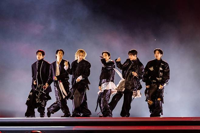 방탄소년단(BTS)가 지난 21일 광화문 광장에서 컴백 공연을 펼치고 있다. <하이브·넷플릭스 >