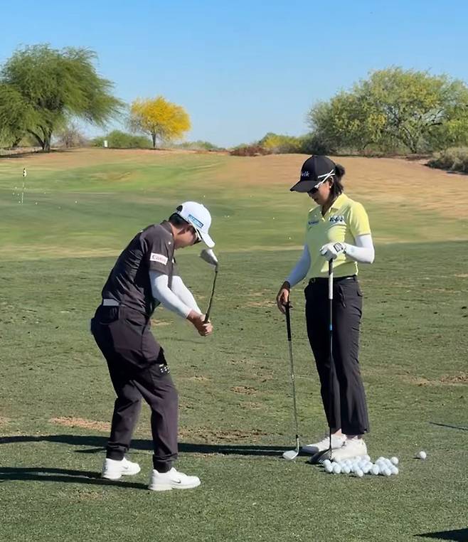 27일 개막한 포드 챔피언십을 앞두고 김효주(왼쪽)가 최운정과 스윙에 대해 논의하고 있다. [팀 글로리어스]