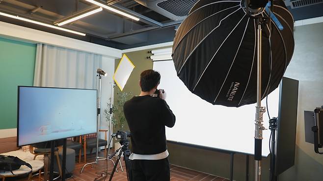 한유원은 1인 기업이나 영세 소상공인 등의 라이브커머스 방송 제작을 지원하는 스튜디오대여· AI활용교육사업을 진행하고 있다. <한유원>