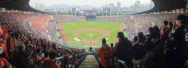 프로야구 KBO리그 2026시즌이 28일 개막전을 시작으로 7개월여간의 대장정에 돌입한다. 사진은 지난해 10월 26일 한국시리즈 1차전이 열린 서울 잠실구장에 꽉 들어찬 관중이 응원전을 펼치고 있는 모습. 연합뉴스