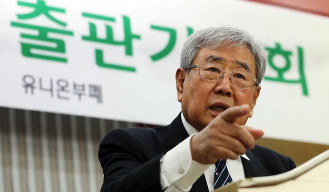 고 김근태 전 민주통합당 상임고문을 비롯한 민주화 인사들에 대한 수사를 맡아 ‘고문기술자’로 이름을 날린 이근안 전 경감이 14일 오후 서울 성동구 성수동의 한 연회장에서 열린 자신의 자서전 ‘고문기술자 이근안의 고백’ 출판기념회에서 심경을 밝히며 당시 고문 행위를 묘사하고 있다. [연합뉴스]