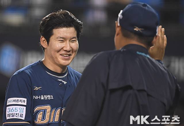 2025년 6월 19일 서울 잠실야구장에서 ‘2025 KBO리그’ NC 다이노스와 LG 트윈스의 경기가 열렸다. 이날 경기는 NC가 3-0으로 승리했다. 경기 후 NC 박민우가 이호준 감독과 하이파이브 하고 있다. 사진=천정환 기자
