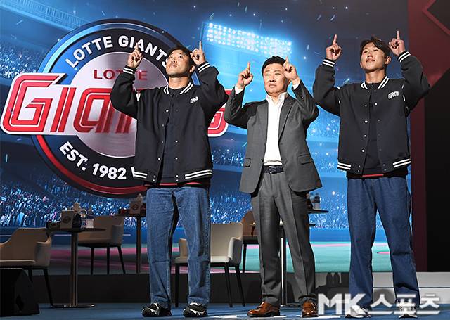 ‘2026 KBO 미디어데이’가 26일 서울 송파구 롯데호텔 월드에서 진행됐다. 롯데 전준우, 김태형 감독, 전민재가 미디어데이에 참석하고 있다. 사진(잠실 서울)=천정환 기자