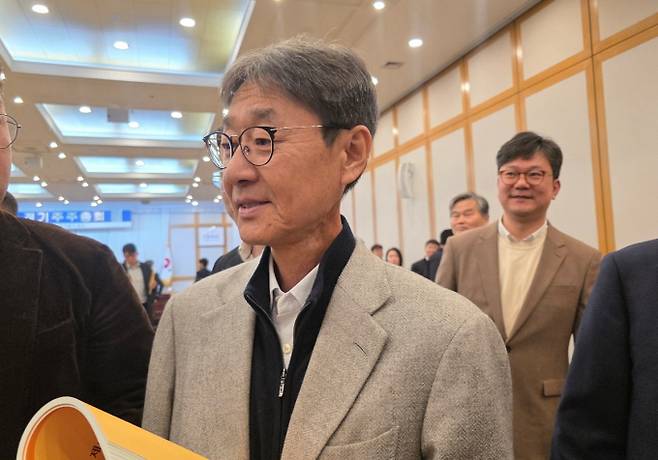 지난 20일 신동원 농심 회장이 정기주주총회가 끝난 후 기자들의 질의에 응하고 있다. 이날 신 회장은 신상열 부사장을 사내이사로 선임한 것에 대해 "중장기 비전 등 열심히 하고 있어 충분한 능력이 된다고 생각했다"고 말했다. /사진=뉴시스