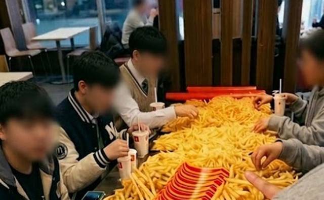 ‘혼자서 휴대폰만 붙잡고 논다’며 Z세대(1997∼2011년)의 단절을 우려하는 말은 절반의 진실일 수 있겠다. 오프라인 놀이 ‘경찰과 도둑’(위)과 ‘감자튀김 모임’에서 만난 Z세대들은 대면 놀이에 목말라 제 발로 나온 친구들이었다. 다만 깊은 관계를 맺는 것은 꺼려 하는 듯했다. 사진은 제미나이(AI)로 일부 수정한 것.