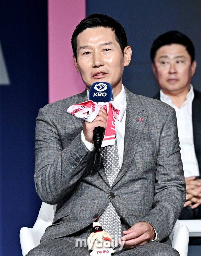 LG 트윈스 염경엽 감독이 26일 오후 서울 잠실 롯데호텔에서 진행된 '2026 신한SOL KBO리그 미디어데이'에서 이야기를 하고 있다. '2026 신한SOL KBO리그 미디어데이'는 10개구단 감독 및 주장과 대표선수들이 참석해 2026 시즌에 대한 포부를 밝힌다. 이번 시즌에는 아시아쿼터 도입, 피치클락 단축, 비디오판독 범위 확대 등 다양한 변화가 시도된다. '2026 KBO리그'는 오는 28일 개막한다./마이데일리