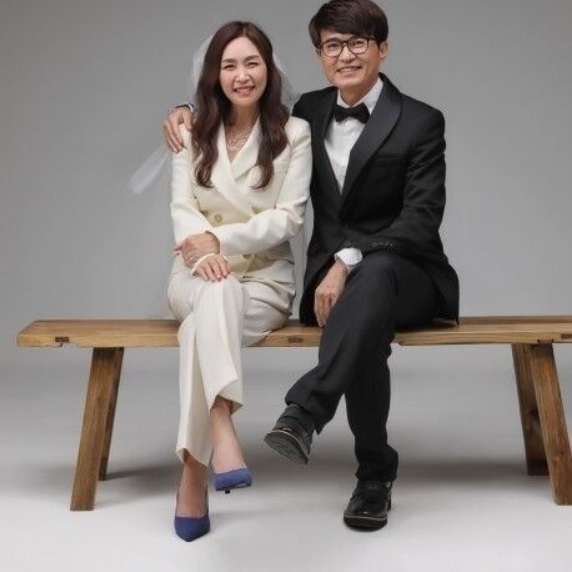 연예계 대표 잉꼬부부 홍서범·조갑경의 아들이 '임신 중 외도'라는 충격적인 의혹에 휩싸인 가운데, 전처와의 법정 다툼이 다음 달로 미뤄졌다./MBC에브리원, MBN