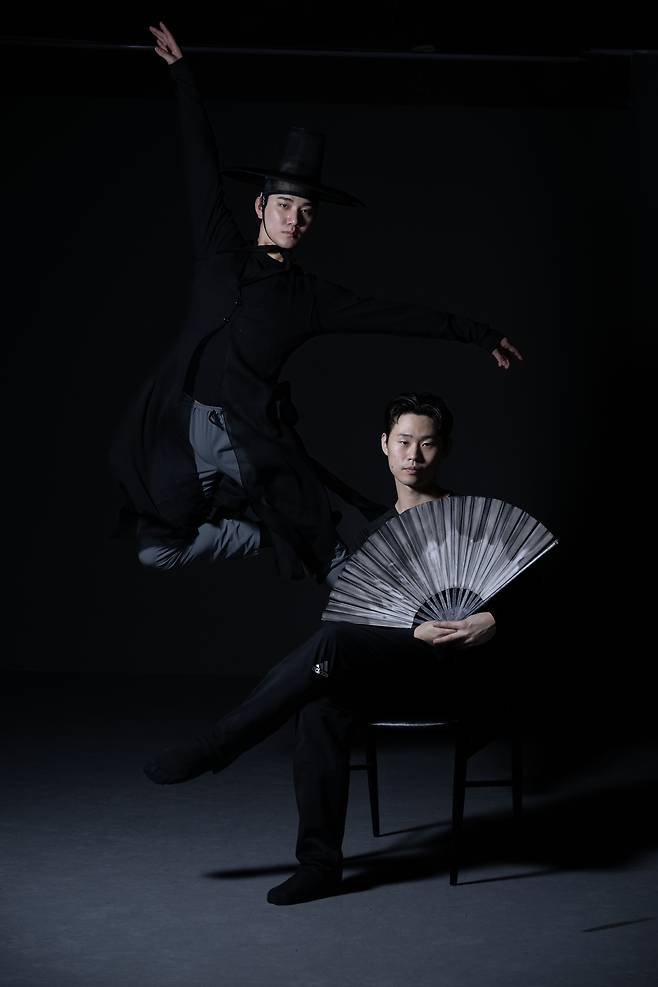 발레 ‘갓’ 윤별(오른쪽) 윤별컴퍼니 대표와 이은수 발레리노가 18일 오후 서울 서초구의 연습실에서 포즈를 취하고 있다. 임세준 기자